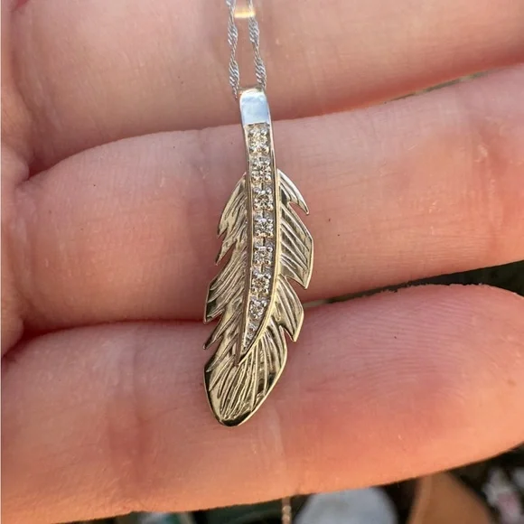 Solid platinum genuine diamond leaf/feather necklace high end- - emergency sale - Picture 10 of 13
